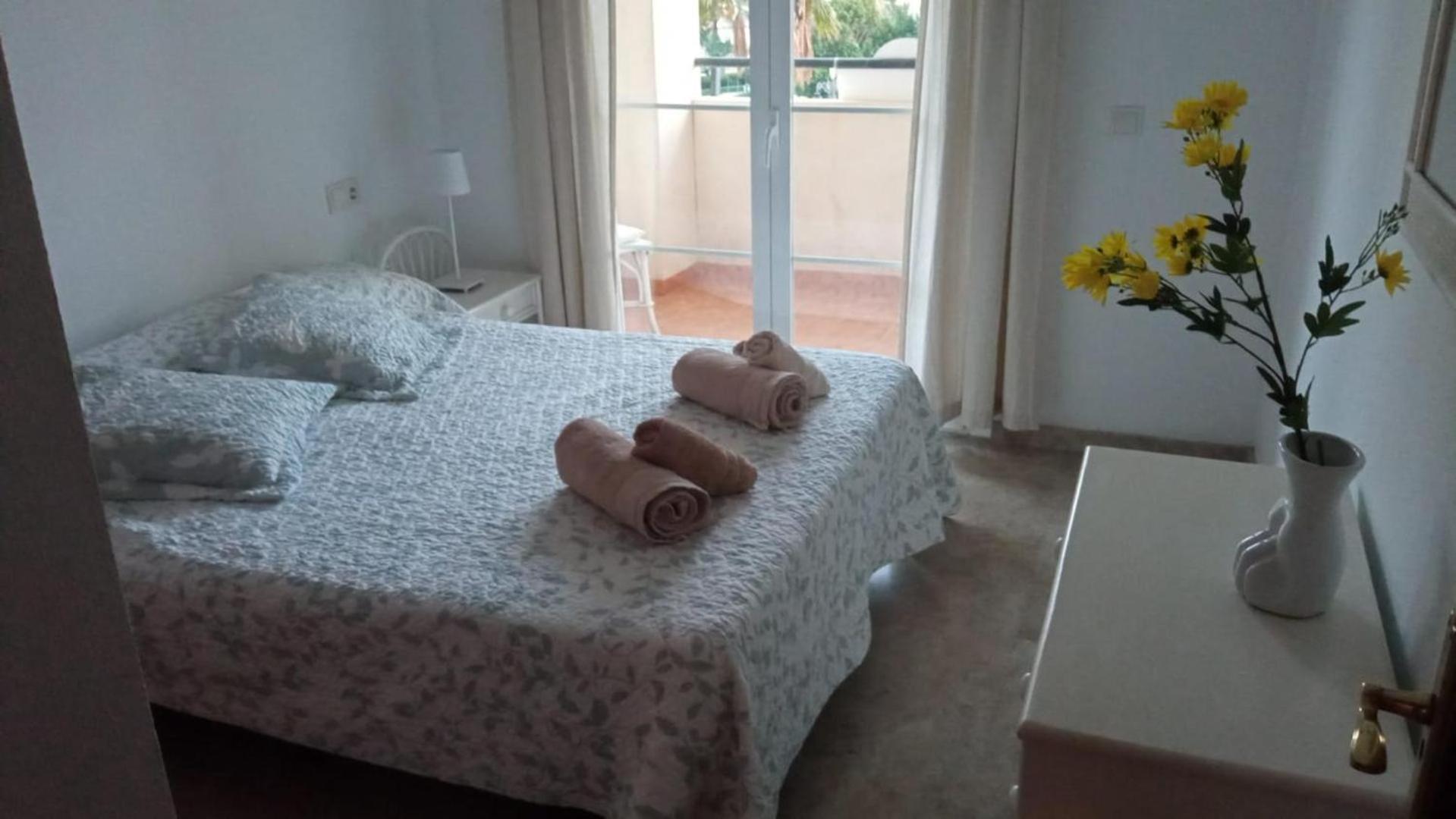 Central 2-Bed Apartment In Estepona Port 外观 照片