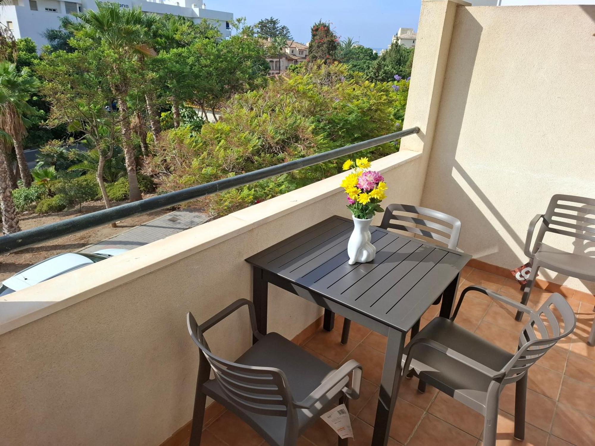Central 2-Bed Apartment In Estepona Port 外观 照片
